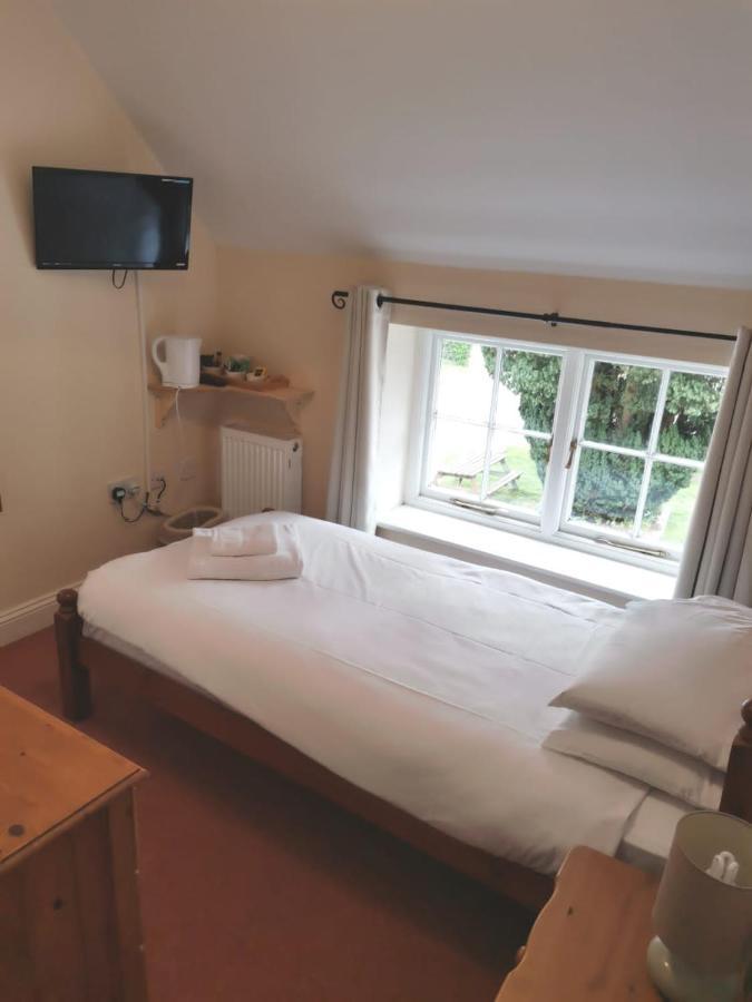Bed and Breakfast The Black Pig Public House Staple Exteriér fotografie
